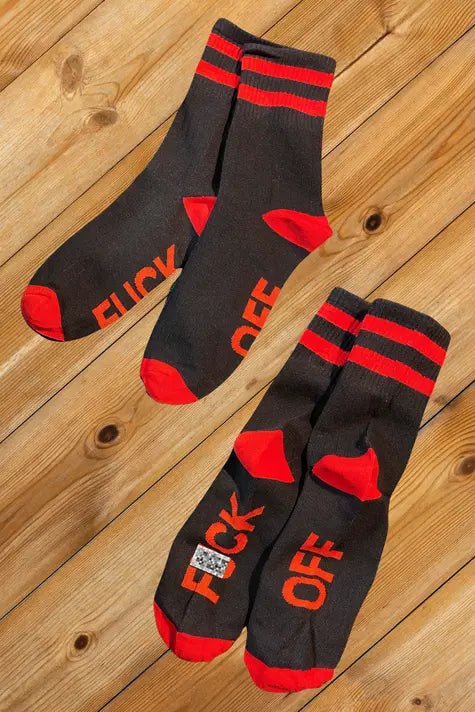 Maskulo "F*CK OFF" Crew Socks in Black and Red. Thick, one-size (EU 38-43) accessory with explicit sole wording. MSC114-YX.