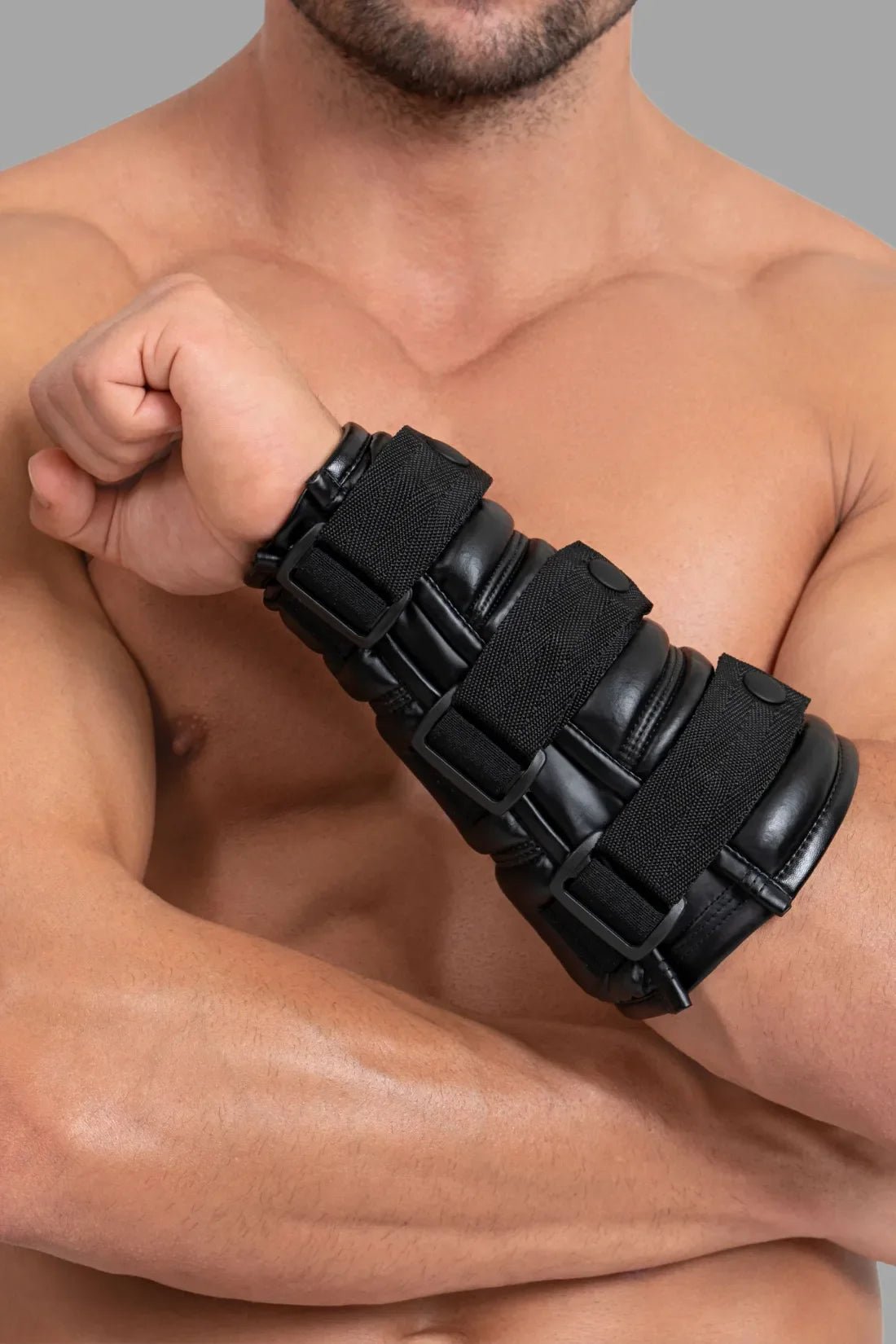 Maskulo Black Wrist Wallet: one-size forearm accessory with durable rubberized zipper, polyester blend, buttoned straps, ideal for men.