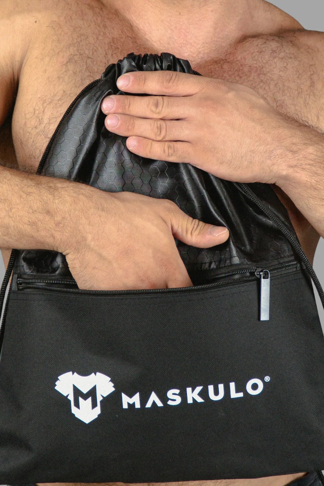 Maskulo Black Drawstring Bag/Backpack, 100% polyester, 34x43 cm (13x16 in), with external and internal zippered pockets.