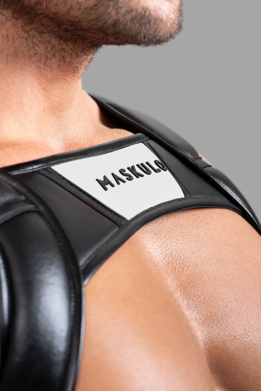 Bulldog Harness with 3D Logo in Black and White from Maskulo Global (EU) Store. Stylish, high-quality accessory.