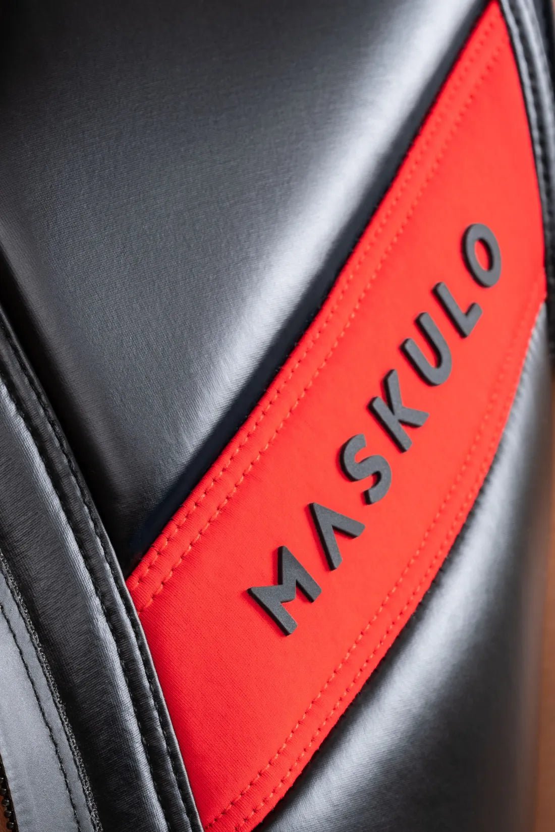 Maskulo Global (EU) zippered vest in black and red.