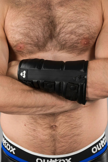 Maskulo wrist wallet with a black rubberized zipper, designed for carrying essentials securely. Stylish and practical accessory.