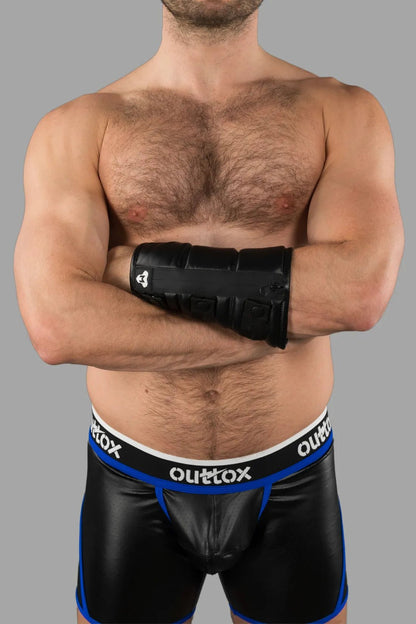 Wrist wallet with rubberized zipper by Maskulo. Ideal for secure storage during activities. Stylish black accessory.