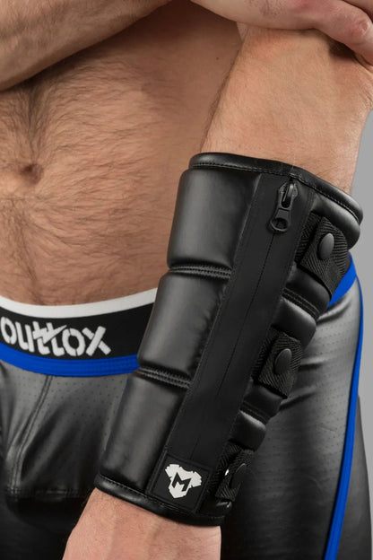 Maskulo Wrist Wallet with Rubberized Zipper. Ideal for carrying essentials. Black color. Style AC200-90 / MAC120.