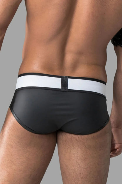 Black rubber-look briefs with detachable pouch for men from Maskulo. Fashionable and unique underwear accessory for adults.