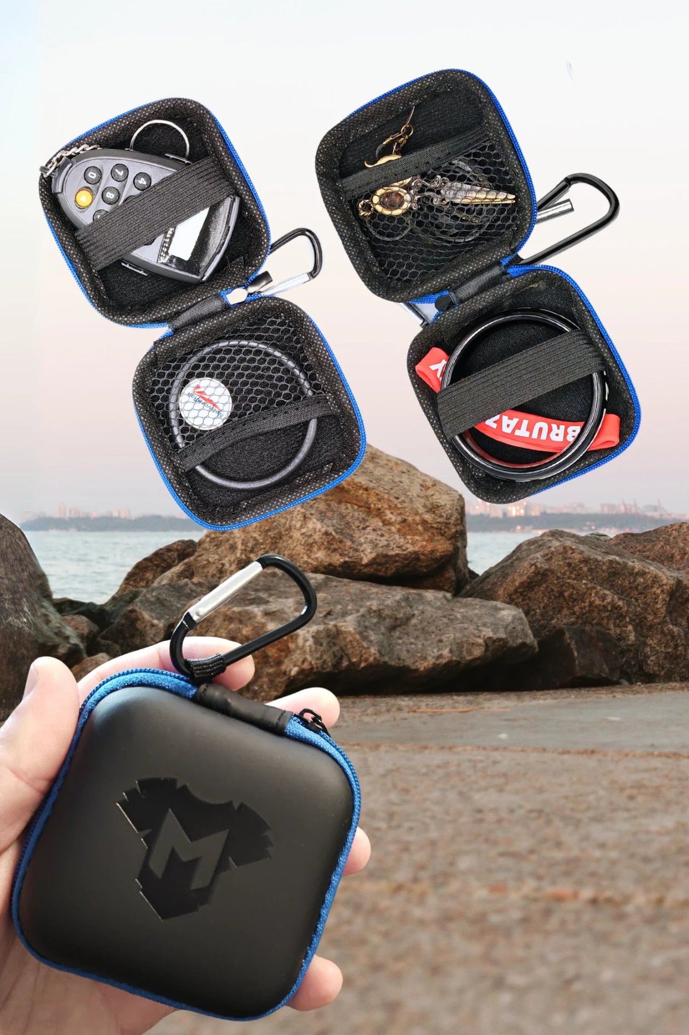 Jax Wanderlust mini zip case with carabiner in black and royal blue from Maskulo Global (EU) online store.