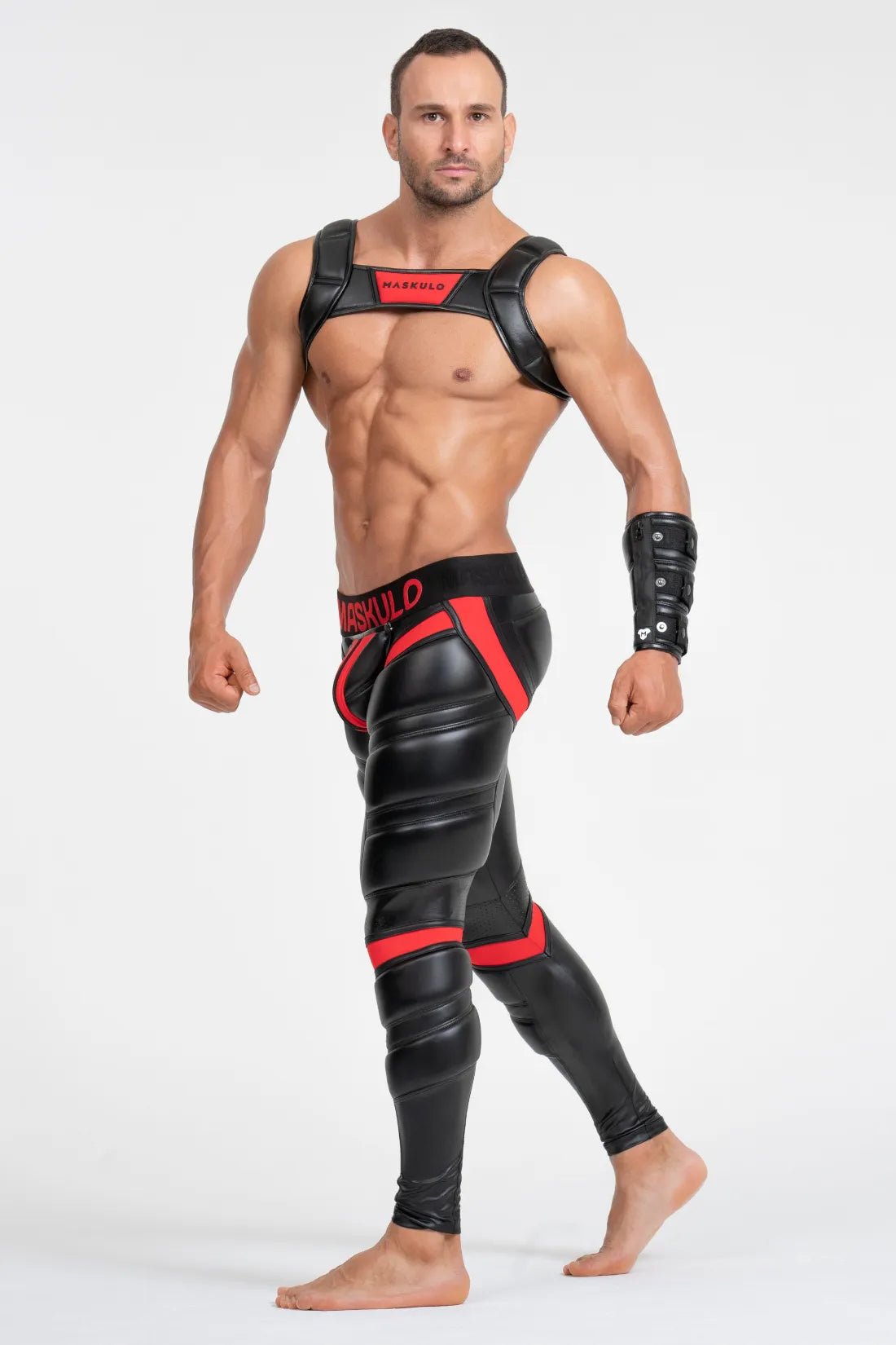 Bulldog harness with 3D logo in black and red, size XL. A Maskulo accessory designed for adults, new condition.