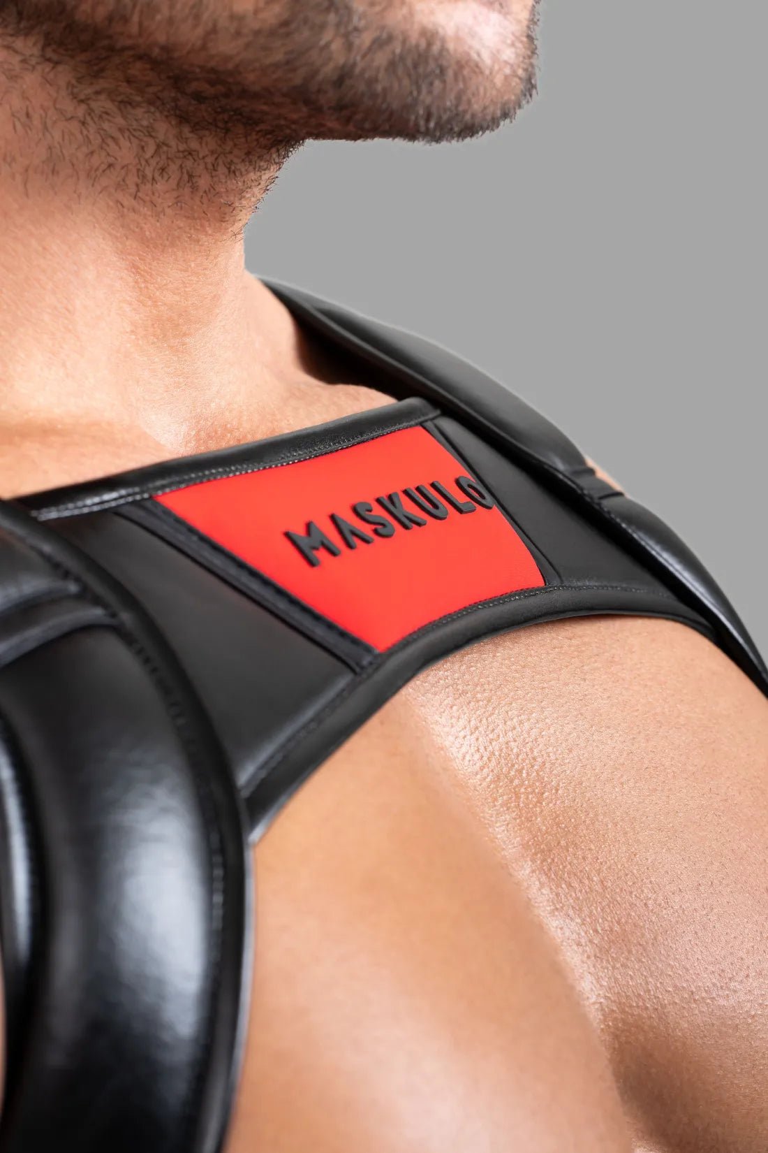 Maskulo Bulldog Harness with 3D Logo in black/red. Durable polyester/polyurethane harness with metal rings and adjustable snaps.