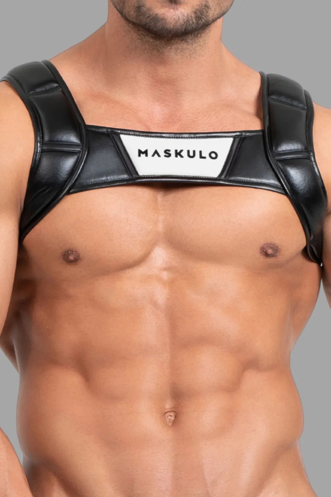 Maskulo Bulldog Harness, Black/White, with 3D logo and adjustable straps. Polyester/polyurethane blend, metal rings, snaps, and PU leather piping.