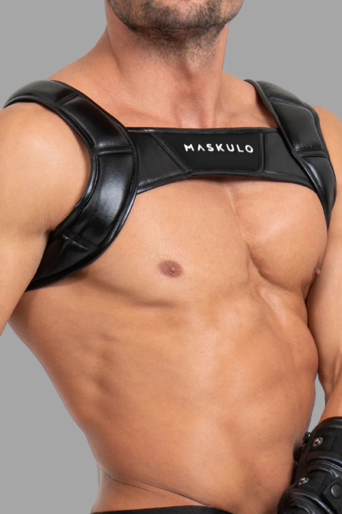 Maskulo Black Bulldog Harness with 3D logo. Polyester/polyurethane blend, adjustable straps, metal rings, snaps, and PU leather piping.