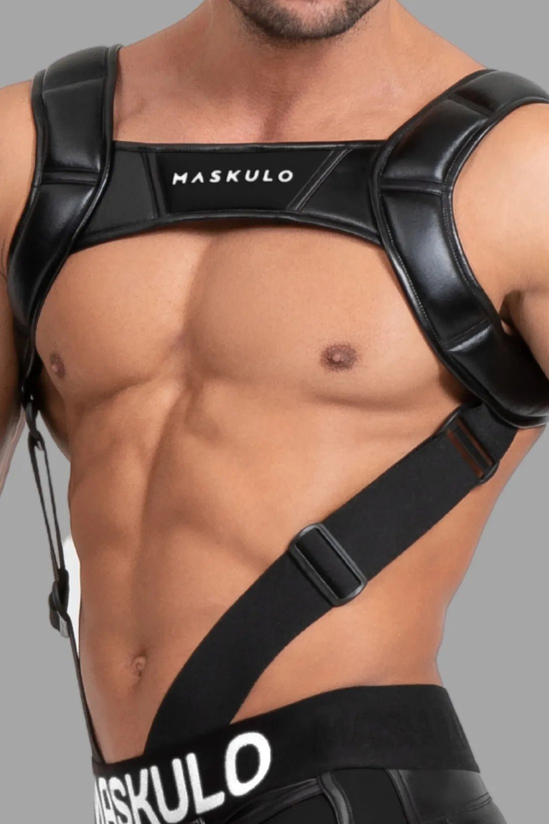 Maskulo Black Body Harness with Push-Up Effect for men, featuring straps and rings. High-quality fetish gear from the EU store.