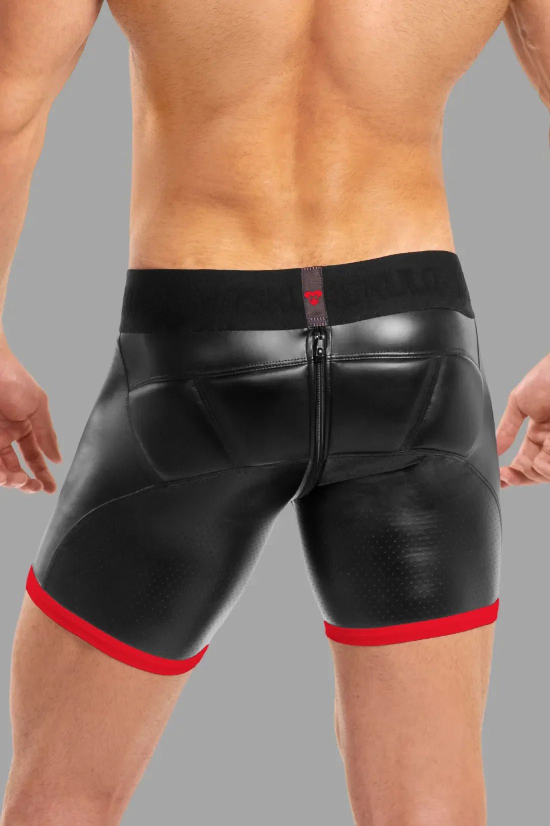 Maskulo Basic Shorts with Pads, featuring a zippered rear in a black and red color scheme. Ideal for fitness enthusiasts.