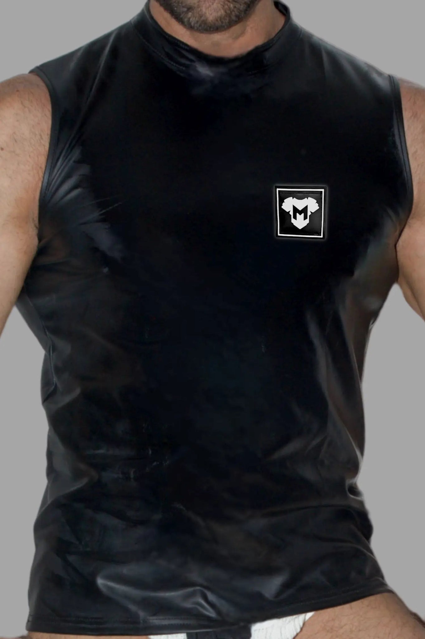 Maskulo Rod Steelbod Sleeveless Top in black PU leather. Soft, thin fabric with a wet look, featuring the iconic 3D Maskulo logo. MTP176.