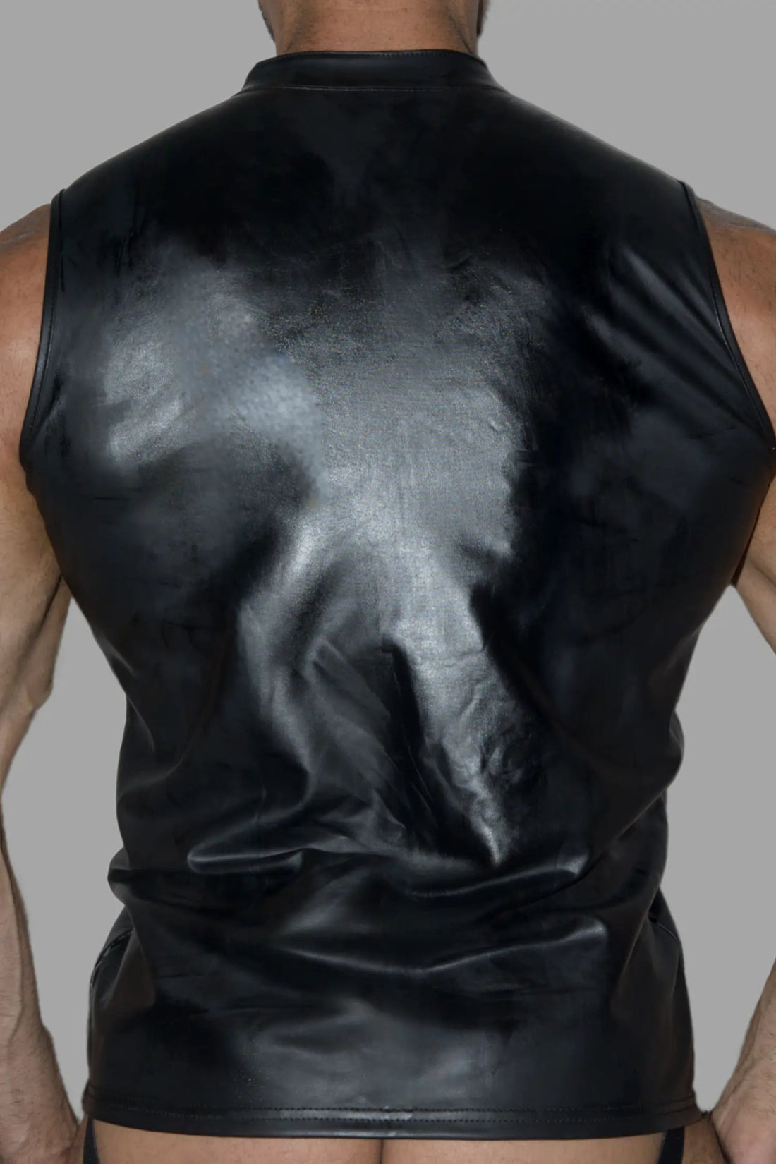 Maskulo Rod Steelbod Sleeveless Top in black PU leather. Soft, thin fabric with a wet look, featuring the iconic 3D Maskulo logo. MTP176.