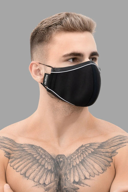 Outtox Everyday Mask Black and White by Maskulo Global (EU). Polyester/elastane blend, neoprene for easy breathing, adjustable ear straps.