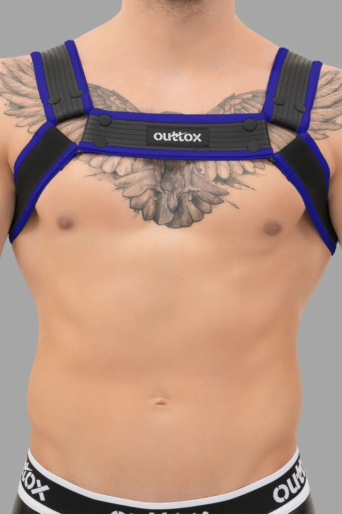 Outtox Bulldog Harness with Snaps in Black and Blue from Maskulo. PU leather straps, adjustable buckles, comfortable polyester blend.