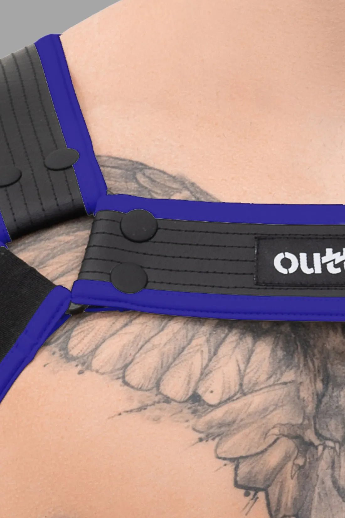 Outtox Body Harness, black and blue, with snaps. Polyester/polyurethane/elastane blend. Comfortable fit and cockring push-up effect.